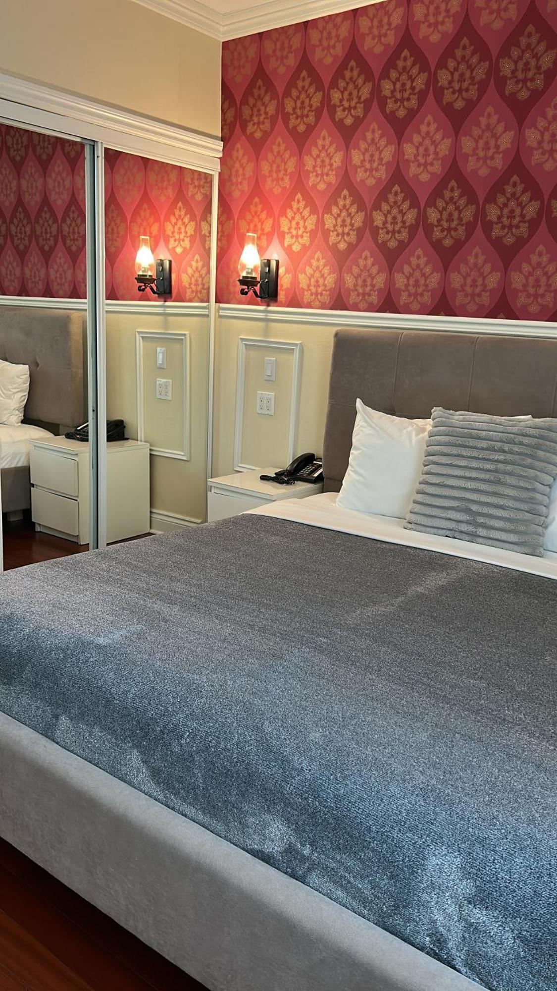 Deluxe King Suite